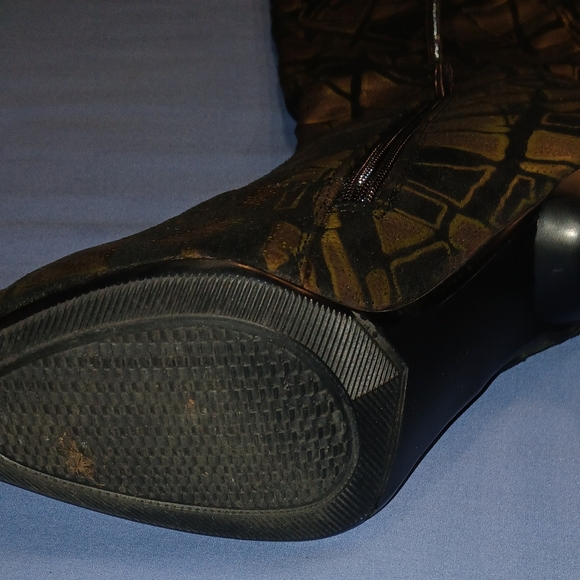 Pre-loved Caliente Black and Gold Suede Boots. Worn only 1 x. - Picture 5 of 10